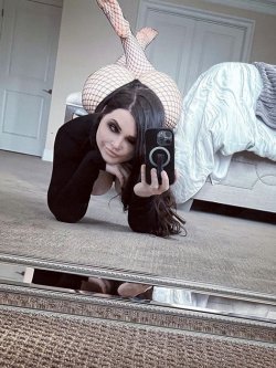 Porn Niece sent a selfie to Mr. Crude with the photos