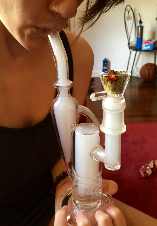 blow-dro-getweird:  New rig with bowl attachment 👌