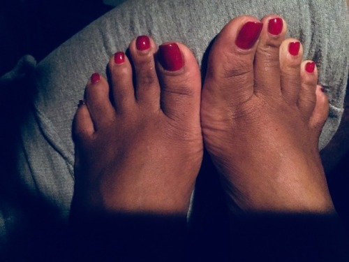sexcravingebony: Mhhhhmmmmmmmm thick toes and soles on my lap @queenlizfeet