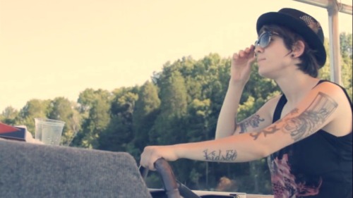 itsteganandsarabitches:earthytonelook-stripeyshirt:Tegan can you not…seriously stop.Stop. Go ahead a
