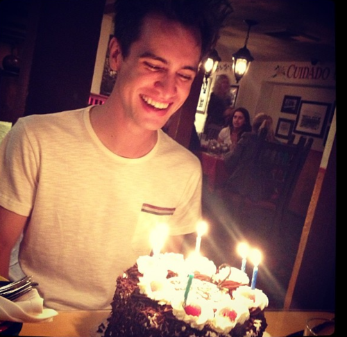 brendonurie-yay:  Brendon Urie’s cake appreciation 