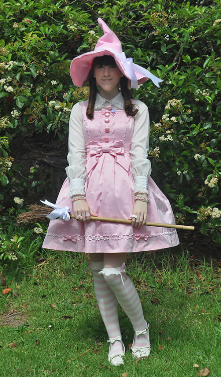 frillyfish:  Today my comm had their annual Halloween meet. I decided to DIY my own witch hat to fit