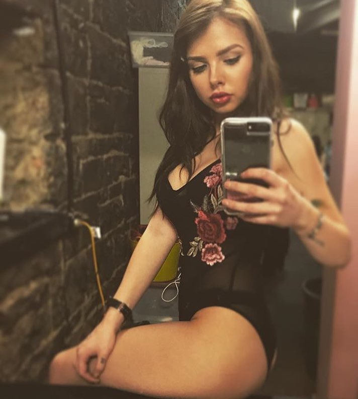 stripper-locker-room:  https://www.instagram.com/venyaaaasss/
