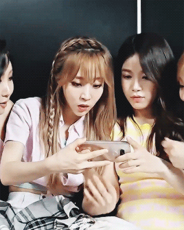 jinqki:girlfriends (also bonus) : So much support for a tiny phone