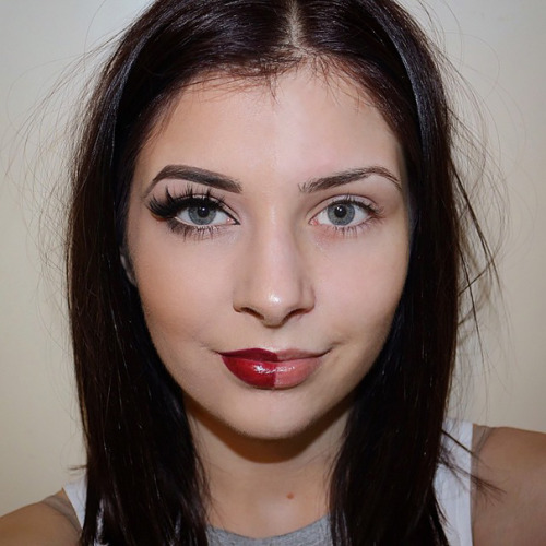 titsmcgheee:  boredpanda:    Women Post Selfies With Half-Made-Up Faces To Fight Makeup Shaming    this is pretty cool 