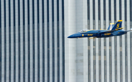 Blue Angels Flying in Chicago par Bob VonderauVia Flickr :Blue Angel #5 flies past the Aon building 