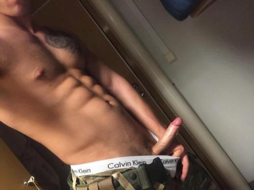 farmglitteryperfection:  fickkolben:  JC (24) | Straight | UK Marine  Yummy yummy boi