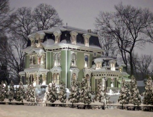 hoopskirtsociety:Beautiful Victorian Home in Winter