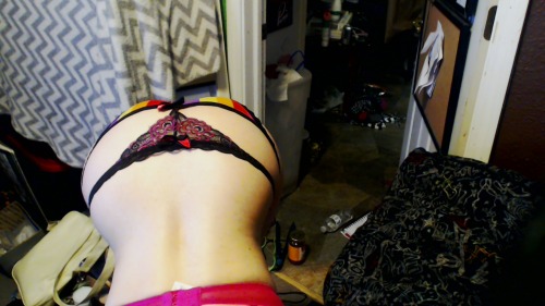 themissarcana: how about i throw some random nice webcam pictures in this mix of spam. tryin’ on som