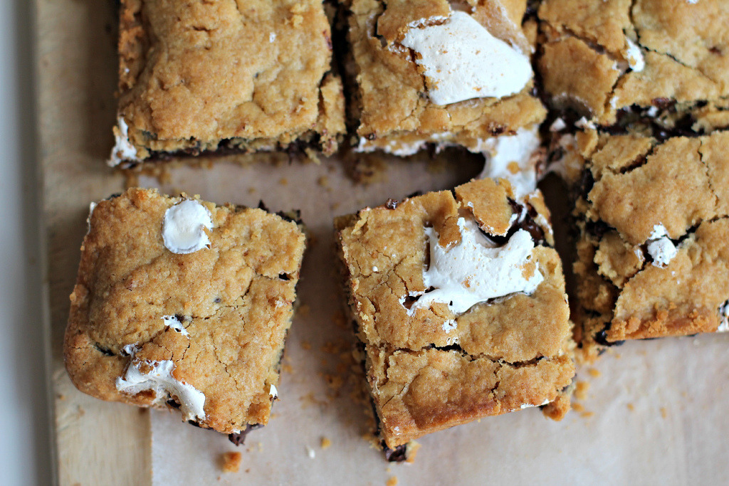 foody-goody:  Recipe: S’mores Cookie Bars 