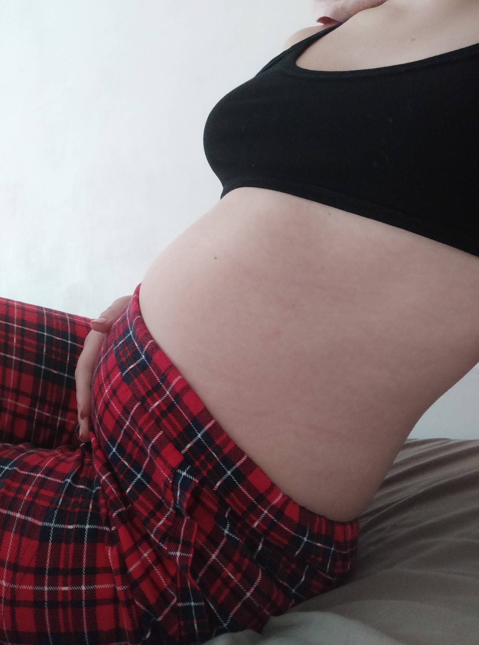 bellabloatbelly:Oh, my pajama pants are getting too small for me when I’m full🤭 🤭 🤭.it’s so unpleasant when the elastic band on your pants is a little tight(｡•́︿•̀｡)