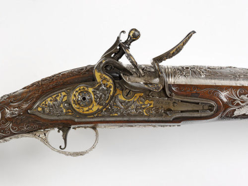 An ornate gold and silver decorated air rifle crafted by Johan Gottfriede Kolbe, circa 1735. Compres