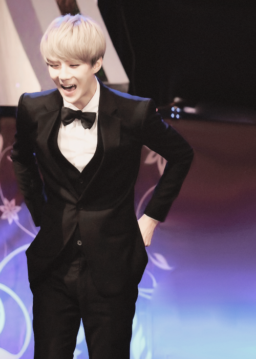 fan-qins:  Sehun fixing his pants 〜(￣▽￣〜) 