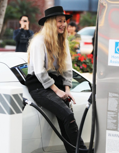 iggyazalea-fashionstyle:  daily—celebs:  1/16/15 - Iggy Azalea at  a gas station in Westwood. 