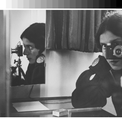 Ilse Bing, Selbstporträt in Spiegeln, self portrait in mirrors, 1931 © Leica Camera AG. Germany. Ear