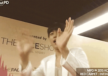 star-hoya: Infinite @ KCON Red Carpet in Japan waving and blowing kisses to you. 