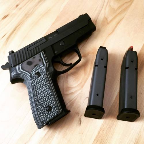 schweizerqualitaet:  SIG-Sauer M11-A1 https://www.instagram.com/p/BMSPLR1D9GW/ photo by https://www.instagram.com/parabellum208/   Pew pew