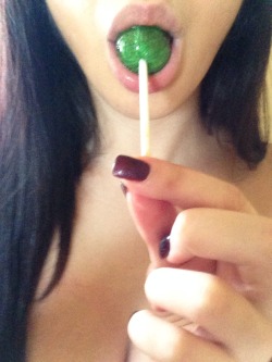 daddyslilsextoy:  Fucked my pussy with that lollipop before sucking it, all I gotta say it was more yummy with all my pussy juice on it Daddyslilsextoy.tumblr.com  