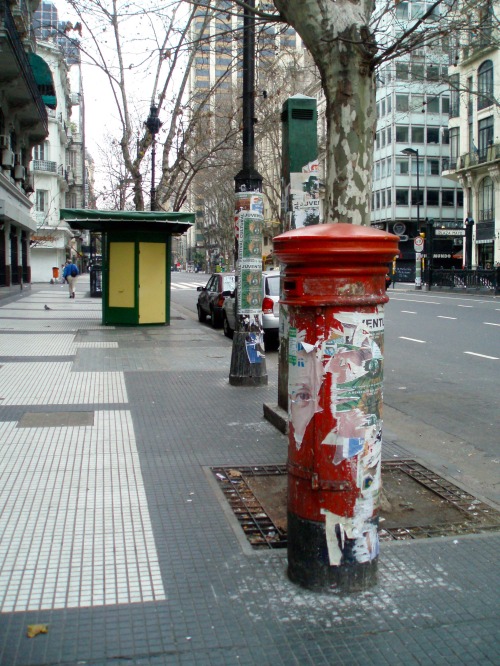 Buzón de post, kiosko, y otro mobiliario urbano, Avenida Corrientes, Buenos Aires, Argentina, 20007.