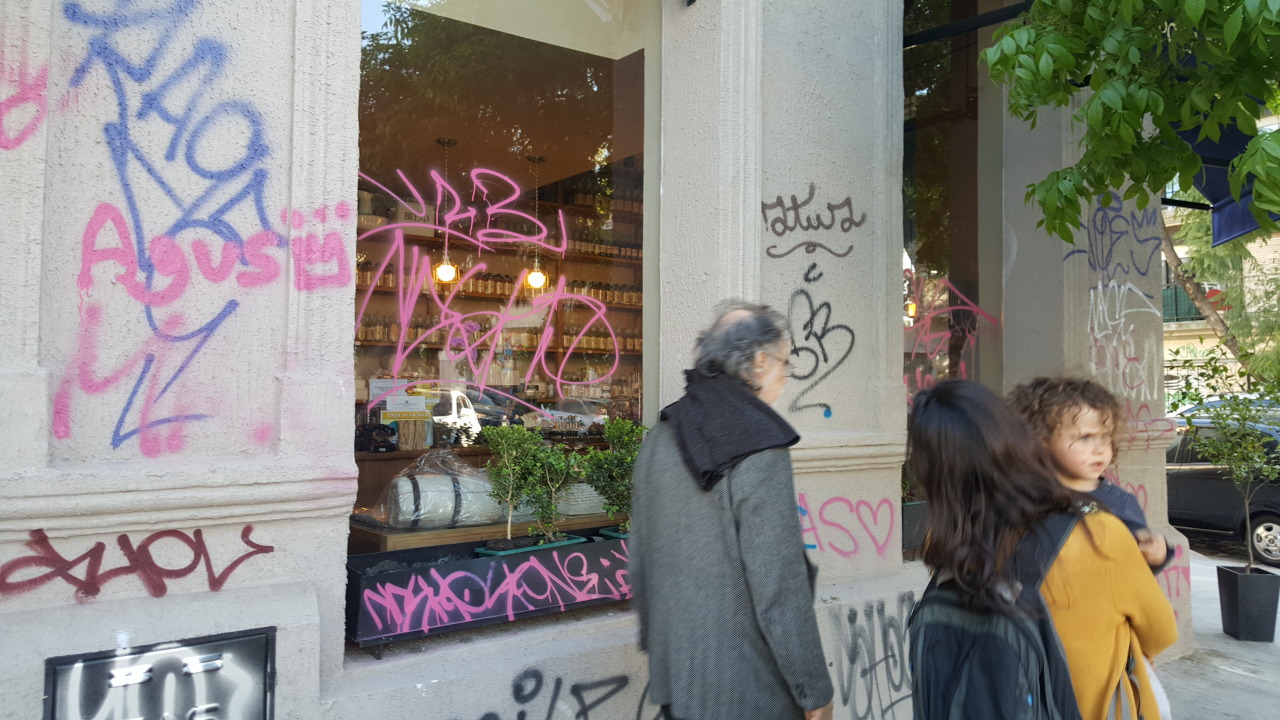 PESADILLA EN PALERMO. Hace más de tres años que vandalizan la esquina de Gurruchaga y Nicaragua. Vecinos cuentan que la Policía les dice que “no puede hacer nada” y que el Gobierno limpia cada tanto pero no alcanza. Mientras esperan una solución,...