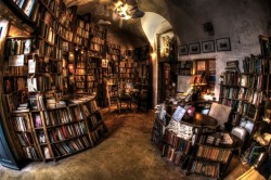 tromokraths:    The small town of Oia on Santorini, a Greek island in the South Aegean Sea, is home to what some call the best bookshop in the world…