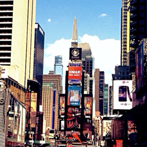 Nyc life #lovethiscity #nyc #timessquare #christmasgift #runninglate #cocacola #ads #people #life #l