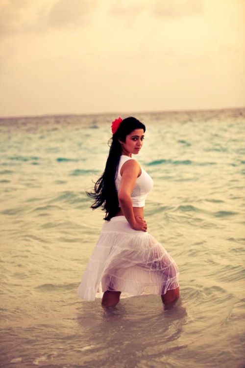 actressheaven: Charmi Sexy Pictures in a White Kurti on the Beach Resort