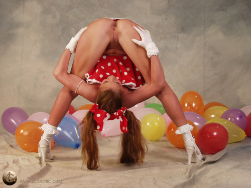 cuteisthenewsexy:  Flexible blonde gymnast porn pictures