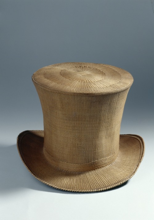 gleeandglory:whenasinsilks:Top hat, straw lined with silk with leather sweatband, c. 1820.A straw to