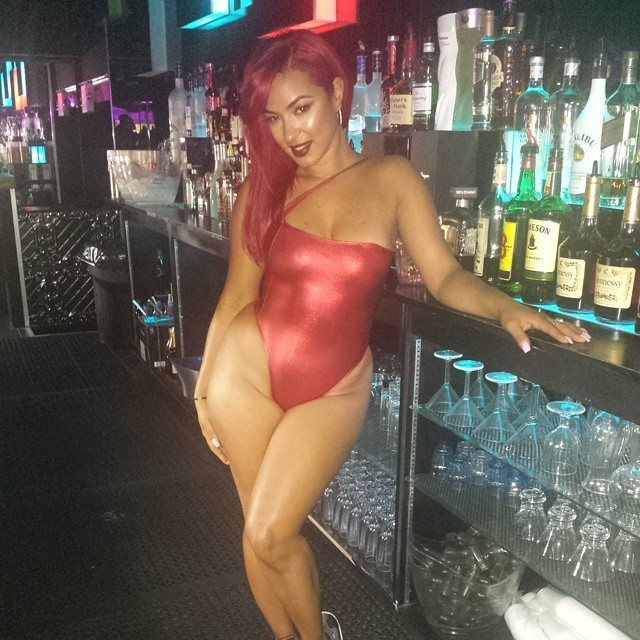 bombshellbootys:  Red