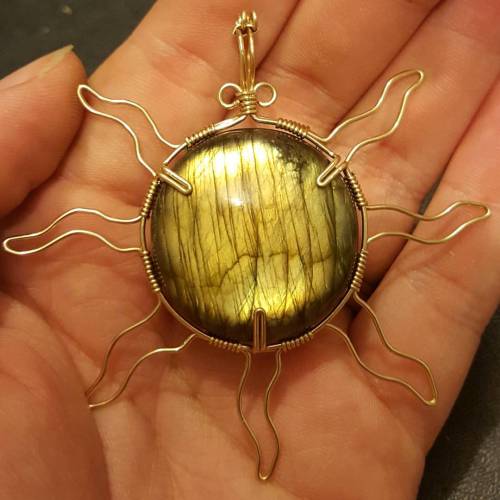 bekkathyst:  I figured a lot of people are going to be going after the sun pendant when the shop update is posted, so I made one more. This is the labradorite I posted earlier with the double flash. :-) 