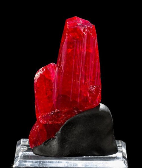 geologyin-blog:Astonishing Realgar Crystal from Shimen Mine, Hunan Province, China Photo: Greenstone