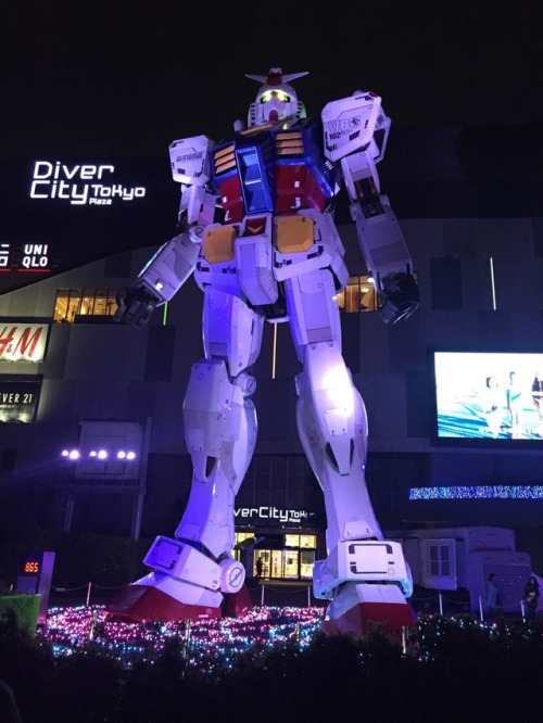 chrisbattleart: #tbt 2016 - That time I went to Tokyo and saw a real giant robot.