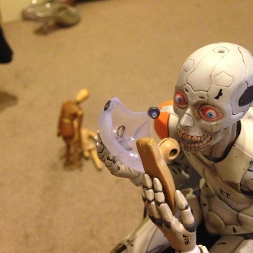 chronically–cute:  SO MY FRIEND FOUND A REALLY CREEPY ARTIST’S MANNEQUIN BUT THEN IT GOT WEIRD SEND HELP 