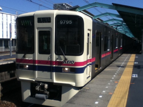 【３３６】若葉台 基地に近しの 駅舎にて 区間急行 上手く撮りたり