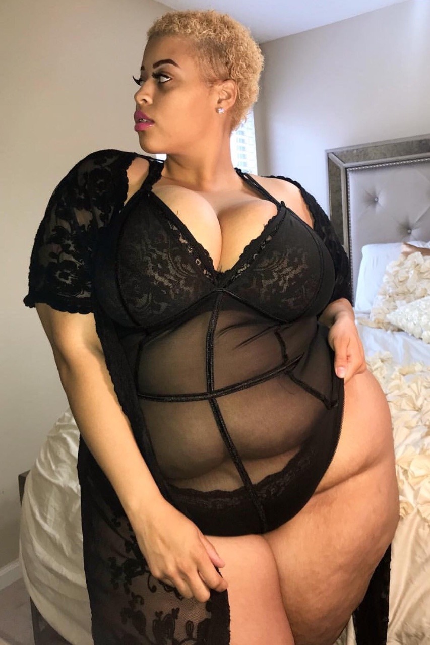 atldirtybirdsfan:  nuttinbutthikchikz:    Wow she looks like she has a gorgeous gut
