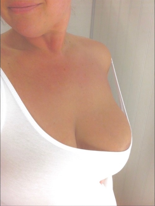 curiouswinekitten2:  *** CLEAVAGE SUNDAY IS BACK! ***  Spread the word! Cover the nips. Include your blog name. I don’t post photos from blank blogs.  See you tomorrow! 💋