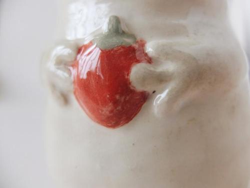 littlealienproducts:Strawberry Frog VasebyYasyaCeramics