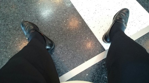 japanese-daddy: エンポリオ・アルマーニの黒靴下とイヴ・サンローランの黒革靴です。 エンポリオ・アルマーニの黒靴下は、さすが高級ブランドだけあって生地が素晴らしく、履いている感触が最高に
