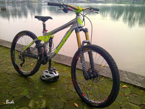 chirosangaku: Banshee Wildcard 2013 (Fluorescent yellow / green ) - budi’s Bike Check - Vital MTB