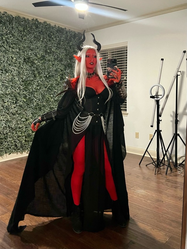 I take costume parties very seriously. Anyways here is my Tiefling I did for my friend’s D&D themed birthday 👹⚔️