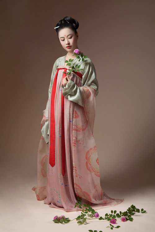 fouryearsofshades: 桑纈 Traditional Chinese Hanfu.