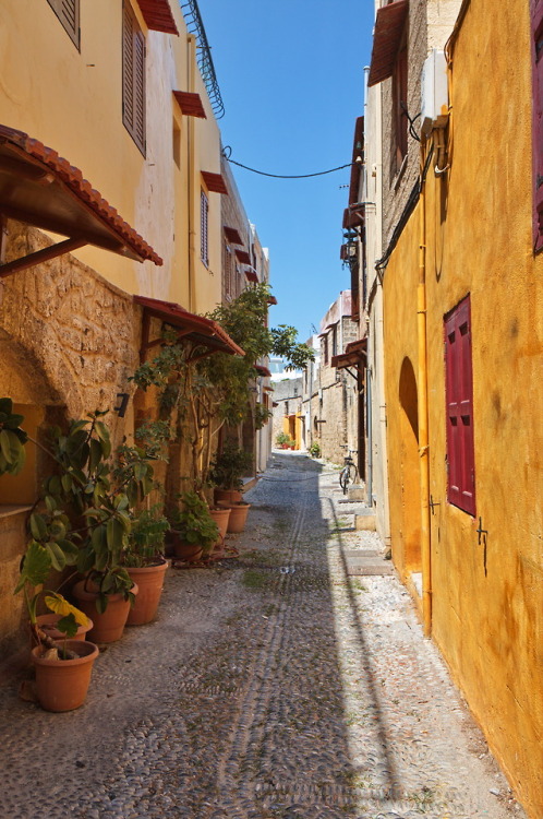 Yellow is a nice colour. Alley in Rhodes Old town, 2016.