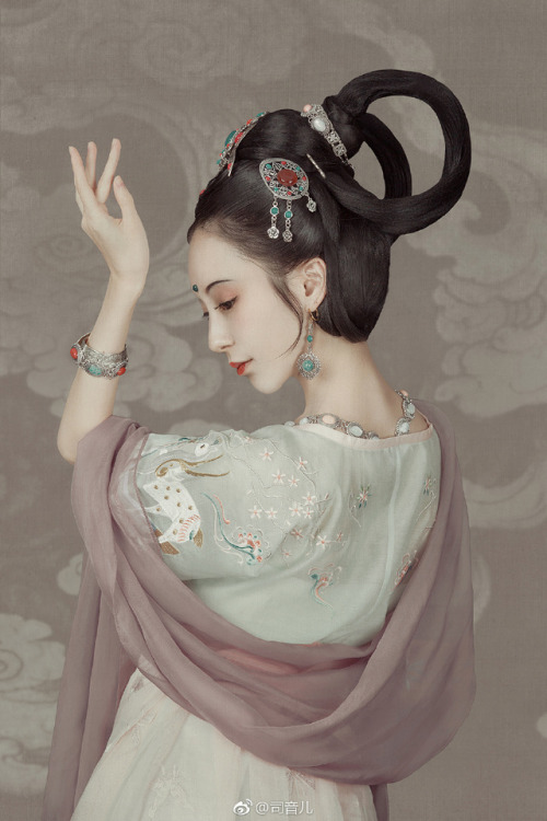 yansanniang: “飞行云中，神化轻举，以为天仙，亦云飞仙。” @司音儿 The model is depicted as Feitian/飛天, also known as Aps