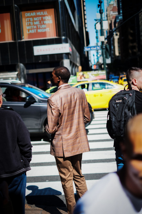 bagnostian:“it’s a lonely sound, hold my hand”midtown, nyc.(Fuji X-T2)