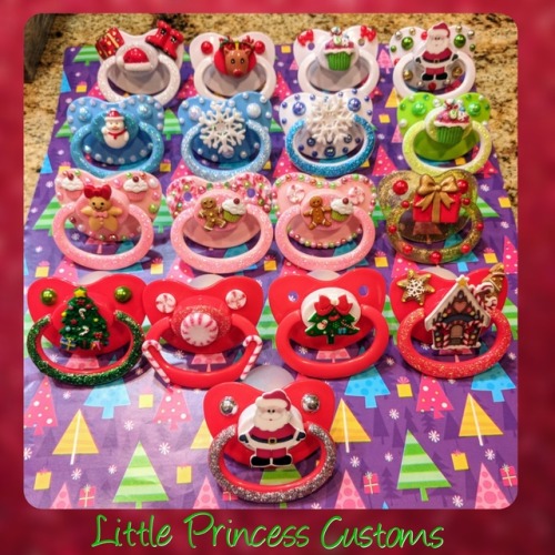 littleprincesscustoms:  littleprincesscustoms:  littleprincesscustoms:  17 Holiday Pacis all up for grabs! FIRST COME FIRST SERVED!   🎄Pink Gingerbread Pacis ฤ.99 🎄Golden Christmas present paci ฟ.99 🎄Holiday Cupcake Paci on green and white