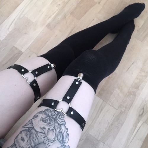 pizzapunxx: I also got these cute garters Now I just have to buy more stockings!
