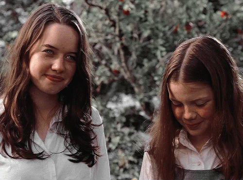 SUSAN AND LUCY PEVENSIE THE CHRONICLES OF NARNIA: PRINCE CASPIAN (2008)