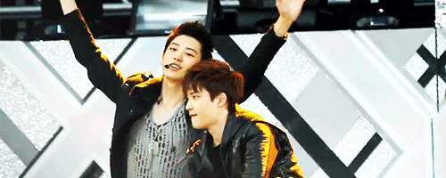 yeollovemebaek:  Chanyeol waving to fans during History; the little things he does to steal my heart.  