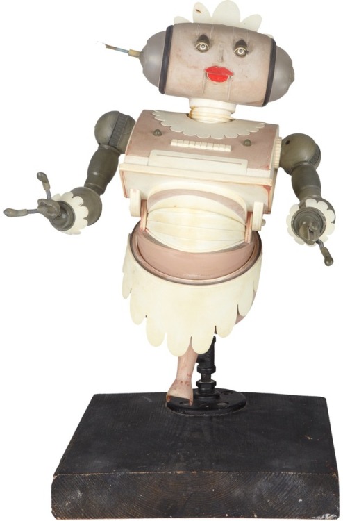 talesfromweirdland:Maquette of Rosie the Robot for a proposed THE JETSONS live action movie.